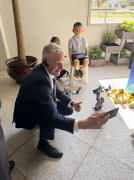 ”这种“天然”起首表现正在学校的管理